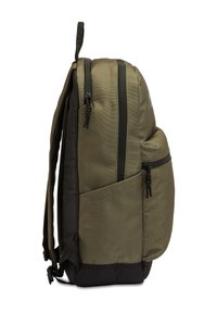 Olivgrüner Rucksack aus strukturiertem Material, mit schwarzen Reißverschlussakzenten, einer vorderen Reißverschlusstasche und gepolsterten Schulterriemen für zusätzlichen Komfort. Seitliche Ansicht dargestellt.