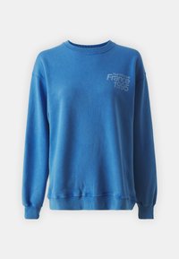 Blauwe sweatshirt van zacht materiaal, met een ronde halslijn en lange mouwen. Op de voorkant staat "Tour d'Europe France 1995" in witte tekst.