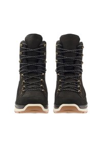 Zwarte wandelschoenen met bovenwerk van leer en stof, voorzien van gouden oogjes, zwart-witte veters en een beige rubberen zool.