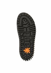 Suela de bota negra con surcos profundos, con la palabra "art" en relieve y un logotipo en forma de asterisco naranja cerca del talón.