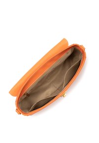 Oranje leren clutch met een gladde buitenkant, bovenste sluiting en beige stoffen voering. Bevat één intern compartiment en geen zichtbare hardware.