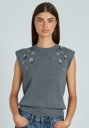 Suéter sin mangas gris con bordados florales y adornos en los hombros, con un dobladillo acanalado y una textura suave.
