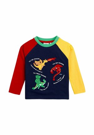 Langarm-Chemise aus Baumwolle mit einem marineblauen Körper und roten, gelben und grünen Raglanärmeln. Verfügt über bunte Drachenillustrationen und Text.