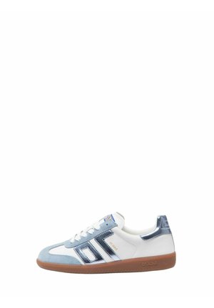 Scarpa da ginnastica bianca con profilo basso, dettagli in camoscio blu, strisce blu scuro, lacci bianchi e suola in gomma.