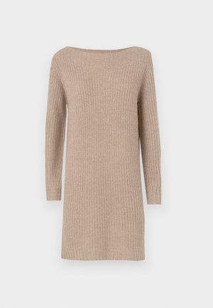 Brede gebreide jurk in beige met een off-the-shoulder halslijn, lange mouwen, ribbeltextuur en een ontspannen pasvorm.