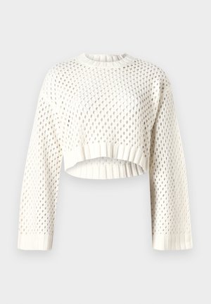 Biely pletený skrátený sveter s veľkým sieťovým vzorom, rebrovanými manžetami a zaobleným výstrihom. Ľahká a texturovaná tkanina.