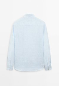 Camicia a maniche lunghe a righe blu chiaro con colletto, con polsini abbottonati e orlo curvo. La texture del tessuto appare morbida e fine.