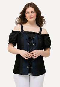 Top off-the-shoulder nero e blu con maniche a sbuffo, spalline decorative, bordi arricciati e chiusura anteriore con lacci e dettagli in argento.