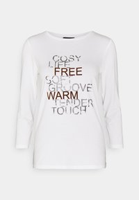 Weißes Langarmshirt aus weichem Material, verziert mit verschiedenen Worten in metallischem Silber und braunen Schriftarten, mit rundem Ausschnitt und lockerer Passform.