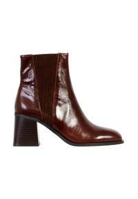 Bottine en cuir marron avec finition brillante, accents en tissu côtelé, bout pointu et talon empilé. Présente un design épuré.