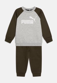 Felpa grigia con maniche raglan verde oliva e pantaloni della tuta abbinati in verde oliva. Presenta un logo Puma bianco sul petto. Tessuto morbido.