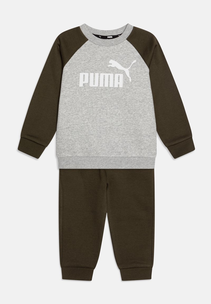 Felpa grigia con maniche raglan verde oliva e pantaloni della tuta abbinati in verde oliva. Presenta un logo Puma bianco sul petto. Tessuto morbido.