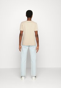 Calvin Klein CORE LOGO - T-shirt estampada - moccasin