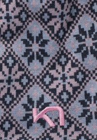 Stickad tyg med intrikata geometriska mönster i blått, svart och rosa. Har en rosa broderad logotyp i det nedre hörnet.