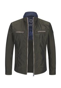 Giacca bomber verde scuro con zip frontale, due tasche sul petto e colletto alto. Realizzata in tessuto leggero e testurizzato.
