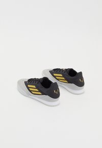 adidas Performance F50 FREESTYLE 24 MESSI - Botines de fútbol sala - core black/gold metallic/clear onix