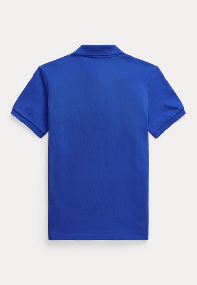 Camiseta polo azul, de manga corta, con tejido texturizado. Presenta un collar clásico y un dobladillo recto con sutiles detalles de canalé en las mangas.