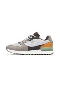 Las zapatillas grises y blancas presentan una parte superior de malla y ante, un acento de cuero marrón, cordones redondos y una suela de goma texturizada.