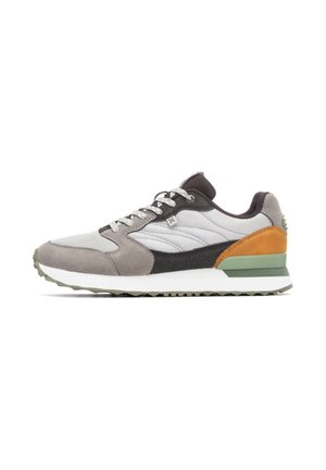 Las zapatillas grises y blancas presentan una parte superior de malla y ante, un acento de cuero marrón, cordones redondos y una suela de goma texturizada.