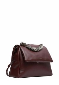 Borsa a tracolla in pelle bordeaux con manico a catena argento. Presenta un design con patta pieghevole e una texture liscia. Nome del marchio impresso sul davanti.