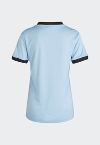Lyseblå kortermet T-skjorte med ribbet tekstur, svart krage og mansjetter. Enkelt design, egnet for hverdagsbruk.