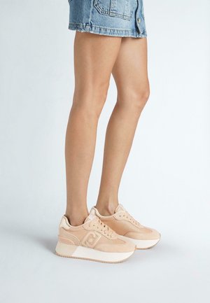 Sneaker leggere di un morbido color pesche, caratterizzate da un mix di materiale scamosciato e rete, una suola testurizzata e design con lacci.