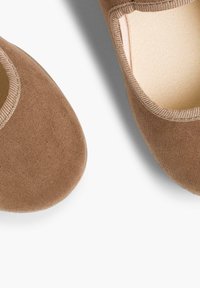 Pisamonas MERCEDITA BAMARA HEBILLA JAPONESA - Ballerine con cinturino - topo