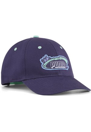 Gorra de béisbol azul marino con ojales y botón superior en color azul verdoso claro, con un logo Puma de tema cósmico en verde y azul en la parte frontal.