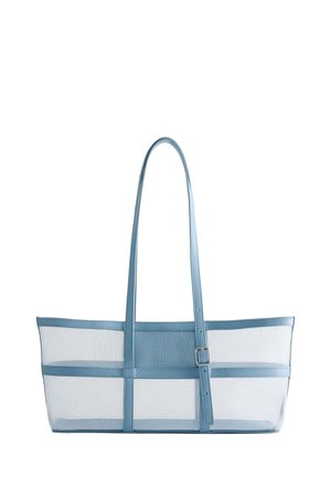 Sac cabas rectangulaire avec panneaux transparents et garniture en similicuir bleu, longues anses et boucle décorative sur le devant.