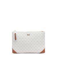 Cartera con cremallera en material blanco estampado con logo 'M' en gris claro, con acentos de imitación cuero color marrón claro en las esquinas y una pequeña asa.