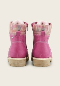 Bottines en daim rose avec poignets en maille multicolore, doublure blanche moelleuse, fermetures éclair latérales et semelles claires à texture bois, vues de dos.