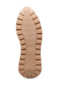 Suola di scarpa in gomma beige chiaro con texture rigata, caratterizzata da scanalature orizzontali e verticali per una migliore aderenza e il nome del marchio "VOILE BLANCHE".