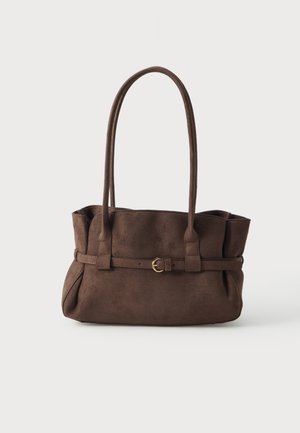 Sac à main en daim marron avec deux longues anses et une fine ceinture décorative avec une petite boucle dorée à l'avant.