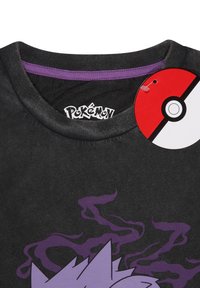 Černé bavlněné tričko s fialovým límcem, se výraznou fialovou grafikou a nápisem „Pokémon“ na límci; zahrnuje kulatou visačku.