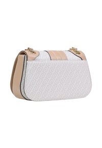 Hvid håndtaske med geometrisk mønster, beige læderdetaljer, guldfarvet metal og en rektangulær form med en klap, der foldes over.