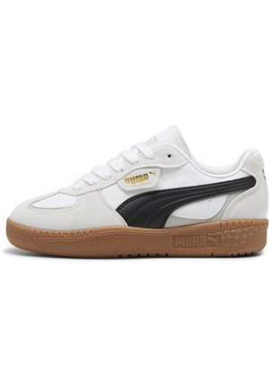 Hvid og grå Puma Palermo sneaker med sort stribe og sål af gumgummi, side-logo i guld og præget branding på sålen.