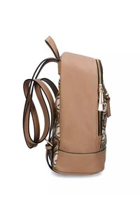 Piccola backpack in pelle tan con un pannello laterale in tessuto pattern e zipper dorata su sfondo bianco.