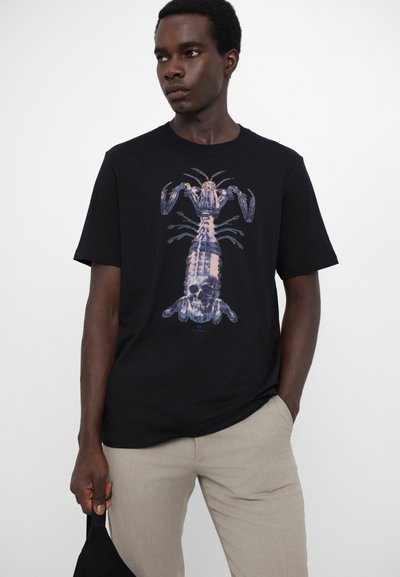 T-shirt en coton noir avec un grand imprimé de homard complexe dans des tons de bleu et blanc, texture lisse, col rond, manches courtes.