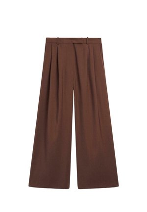 Szerokie brązowe spodnie z plisami, wykonane z miękkiej tkaniny. Posiadają pasek w talii z szlufkami, co zapewnia luźny i swobodny krój.