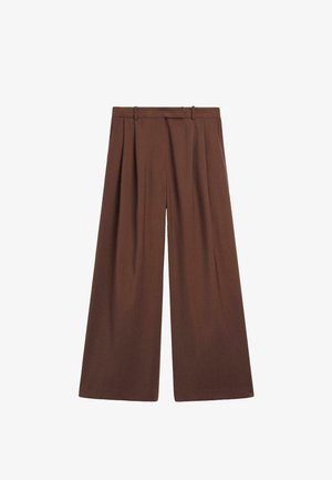 Szerokie brązowe spodnie z plisami, wykonane z miękkiej tkaniny. Posiadają pasek w talii z szlufkami, co zapewnia luźny i swobodny krój.