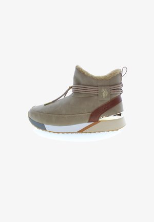Beżowe syntetyczne botki za kostkę z futrzanym wykończeniem, elastycznym sznurkiem i brązowymi skórzanymi akcentami. Wyróżniają się metalicznym obcasem i teksturowaną podeszwą.