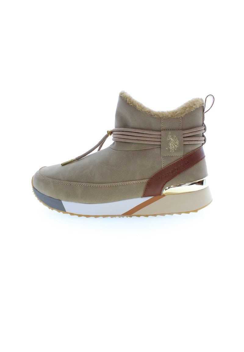 Botines sintéticos beige con forro de piel sintética, cordón elástico y detalles en cuero marrón. Presentan un tacón metálico y una suela texturizada.