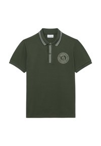 Zielona koszulka polo z miękkiej bawełny, z paskowanym kołnierzykiem, krótkimi rękawami i naszywką z logo na klatce piersiowej. Klasyczny design z trzema guzikami.