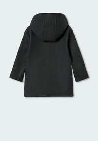 Svart kappa med huva, tillverkad av ett texturerat tyg. Har en rak skärning och långa ärmar. Enkel och minimalistisk design utan dekorationer.