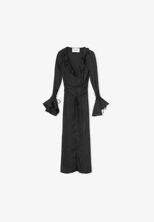 Ilga melna kleita no gludas auduma, ar viļņotu dekoltē, izplestām piedurknēm un pogājamu priekšpusi ar sasietu jostasvietu.