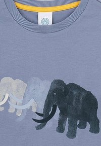 Hellblaues T-Shirt mit einem Aquarelldruck von vier Mammuts in verschiedenen Schattierungen, mit strukturierten dunkelgrauen Akzenten und einem gelben Halsband.