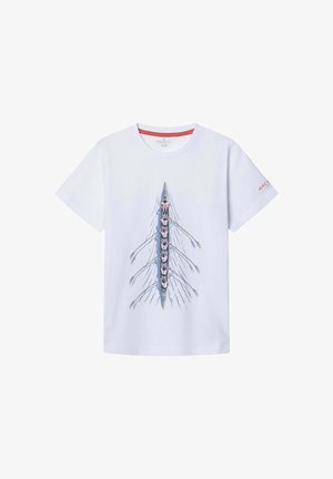 Hvid bomulds t-shirt med et blåt robådsmotiv med åre og rød tekst. Rund hals og korte ærmer. Mærkenavn på ærmet.