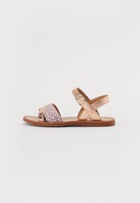 Metallisk rosegull flat sandal med kryssdesign, som har en lilla mønstrete panel med prikkete mønster og en ankelreim med spenne.