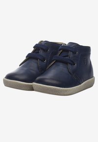 Botas de tobillo de cuero azul marino con puntera redonda, cordones en la parte delantera y suela de goma gris claro. Textura suave con un sutil detalle de costura.