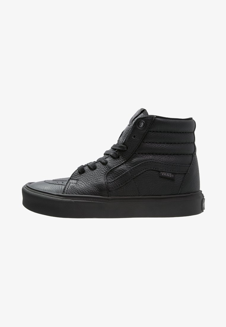 Baskets montantes Vans noires en cuir texturé, lacets à l’avant, col rembourré au niveau de la cheville et bande latérale emblématique.